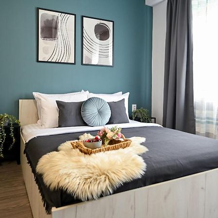 Old Town Charm - Modern & Comfortable Accommodation In The Heart Of The City Bukares Bagian luar foto