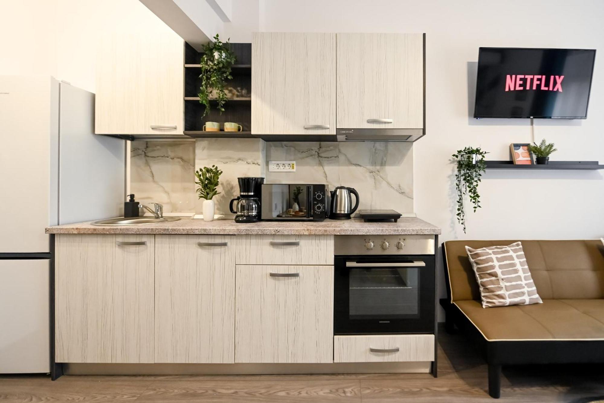 Old Town Charm - Modern & Comfortable Accommodation In The Heart Of The City Bukares Bagian luar foto