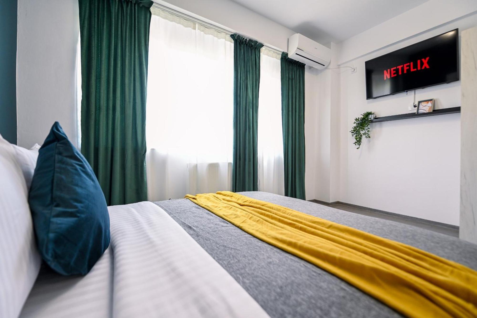 Old Town Charm - Modern & Comfortable Accommodation In The Heart Of The City Bukares Bagian luar foto