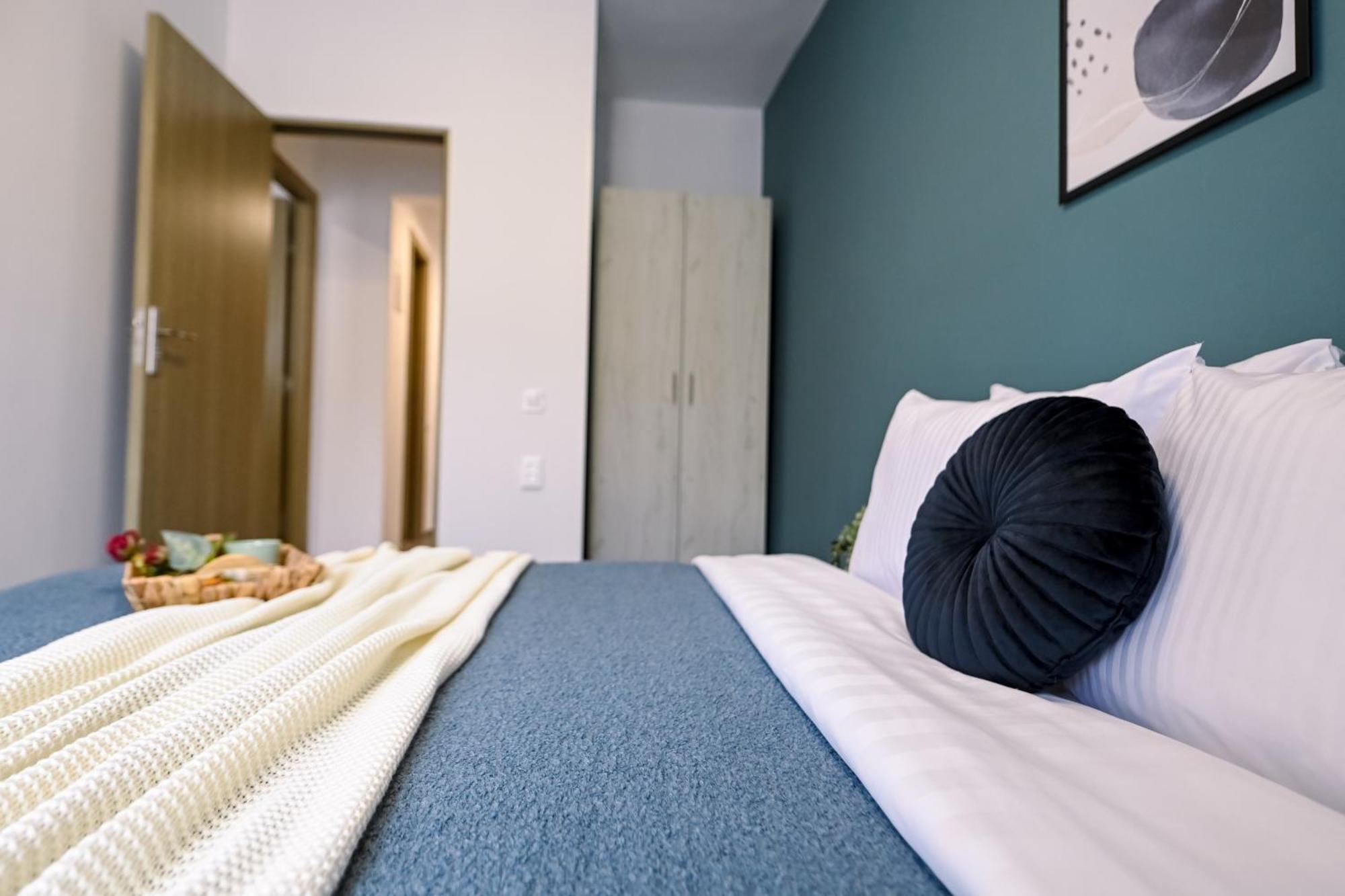 Old Town Charm - Modern & Comfortable Accommodation In The Heart Of The City Bukares Bagian luar foto