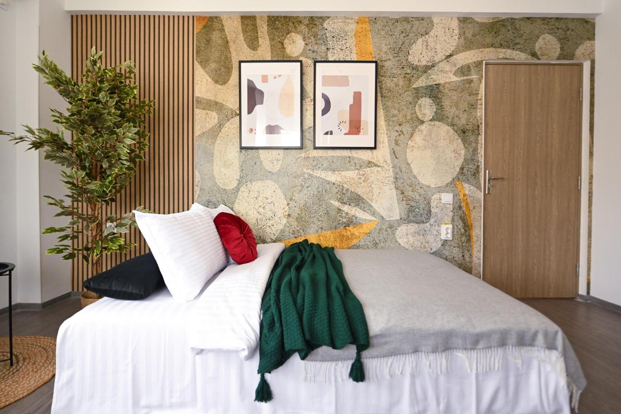 Old Town Charm - Modern & Comfortable Accommodation In The Heart Of The City Bukares Bagian luar foto