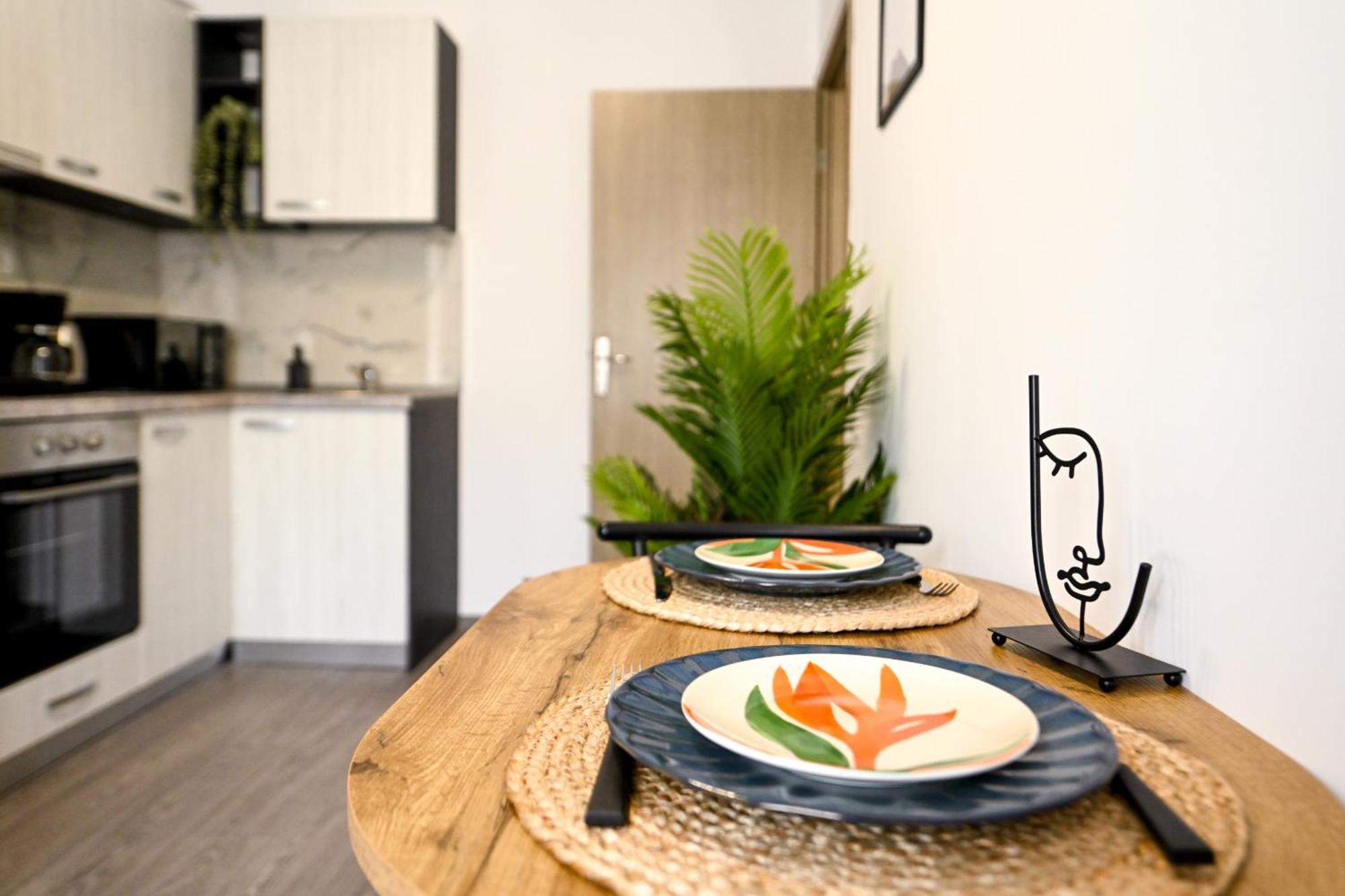 Old Town Charm - Modern & Comfortable Accommodation In The Heart Of The City Bukares Bagian luar foto