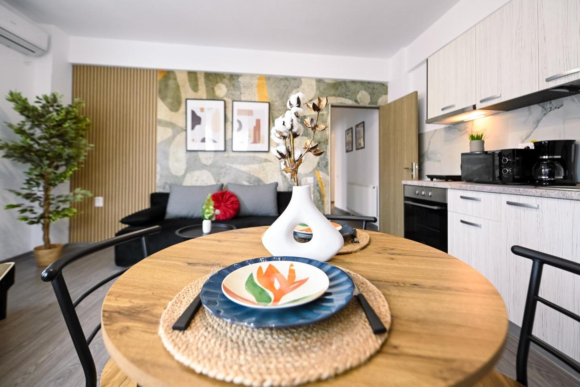 Old Town Charm - Modern & Comfortable Accommodation In The Heart Of The City Bukares Bagian luar foto