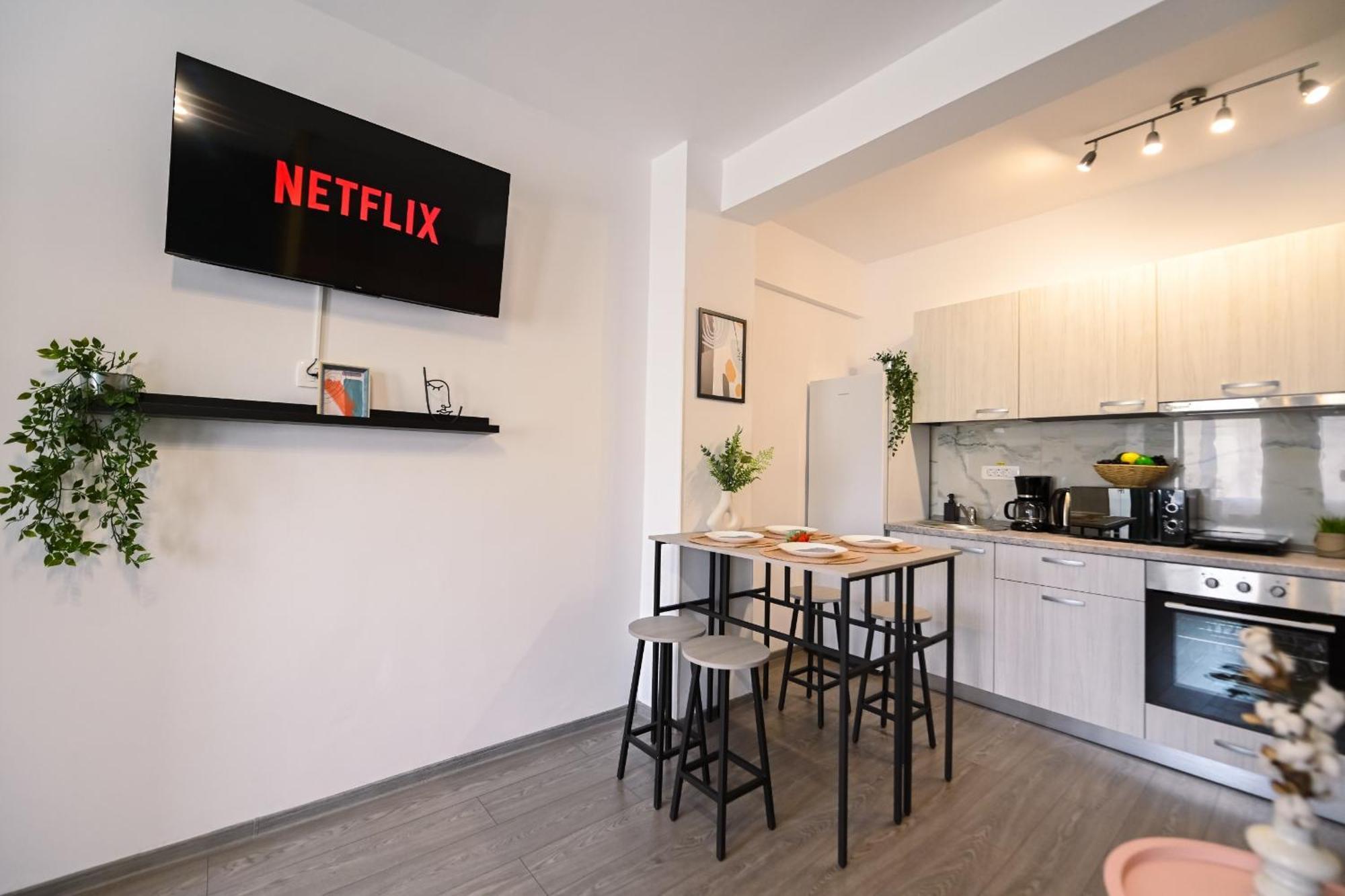 Old Town Charm - Modern & Comfortable Accommodation In The Heart Of The City Bukares Bagian luar foto