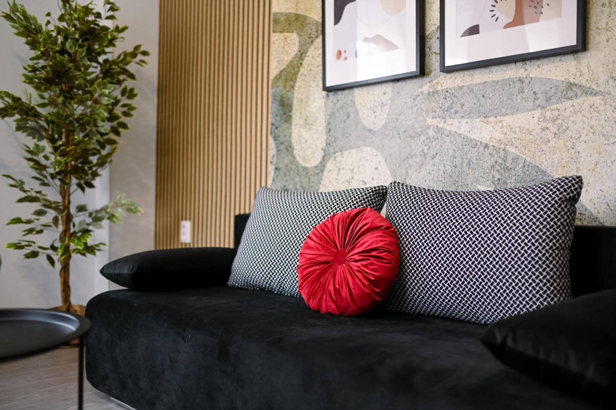 Old Town Charm - Modern & Comfortable Accommodation In The Heart Of The City Bukares Bagian luar foto
