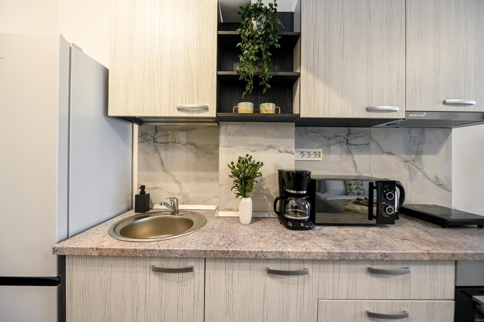 Old Town Charm - Modern & Comfortable Accommodation In The Heart Of The City Bukares Bagian luar foto