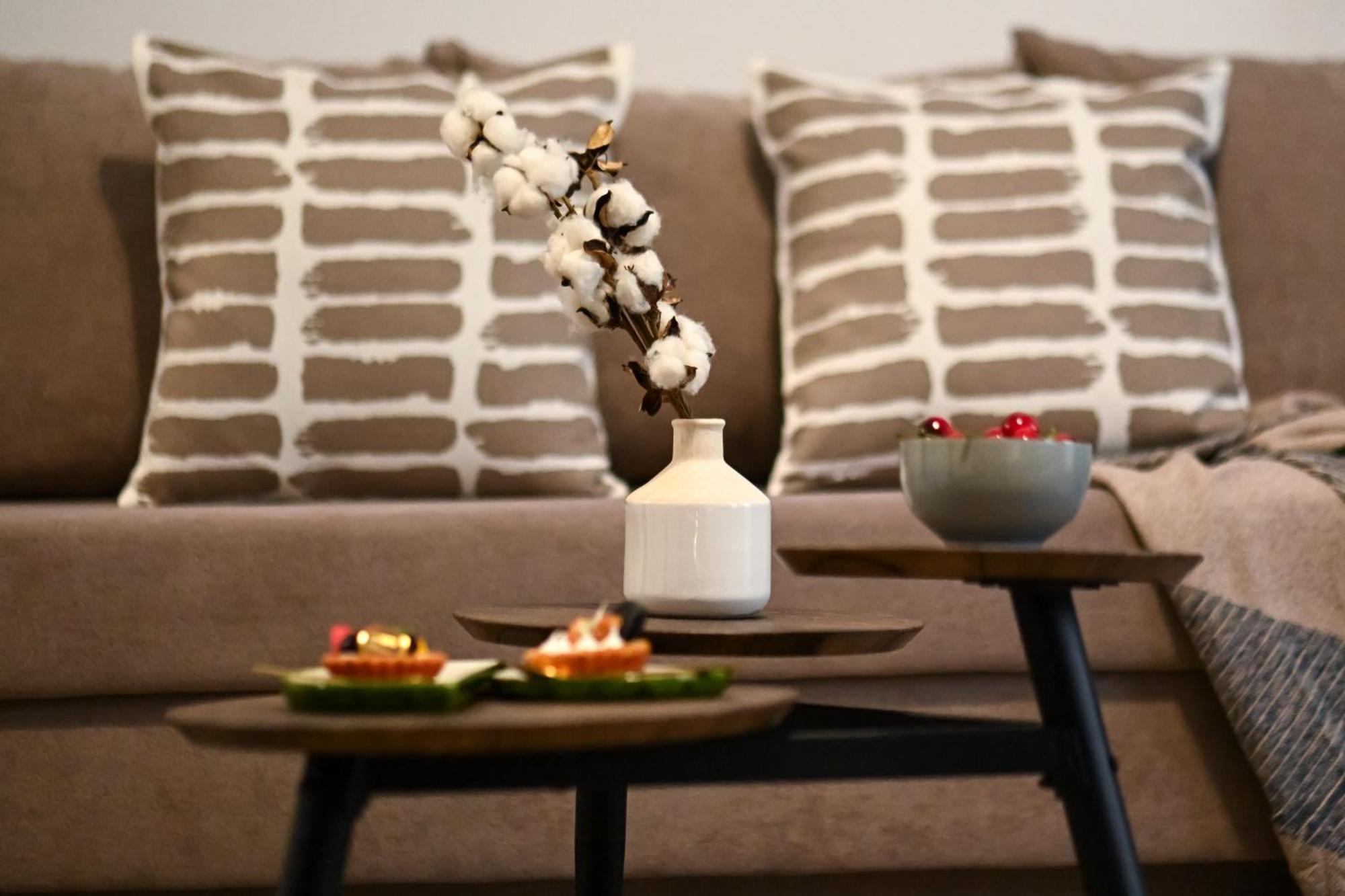 Old Town Charm - Modern & Comfortable Accommodation In The Heart Of The City Bukares Bagian luar foto