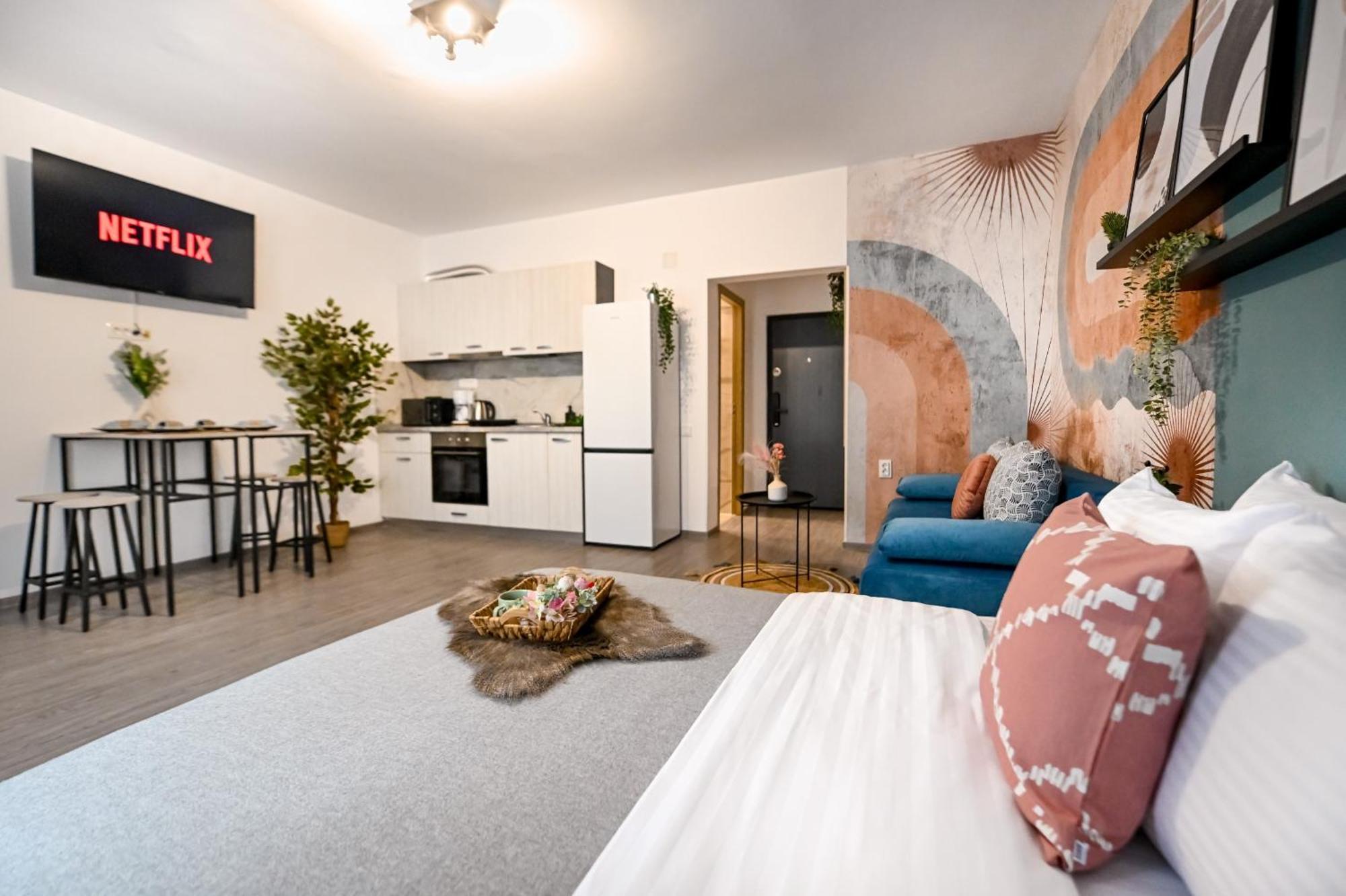Old Town Charm - Modern & Comfortable Accommodation In The Heart Of The City Bukares Bagian luar foto